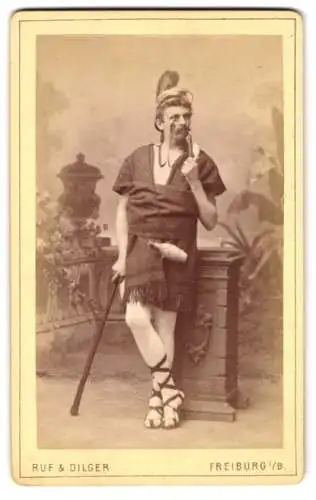 Fotografie Ruf & Dilger, Freiburg i. B., Schauspieler als Römer im Kostüm mit Sandalen und Zenturion Helm