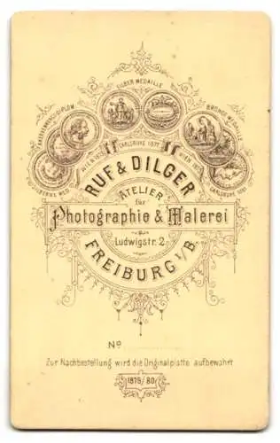 Fotografie Ruf & Dilger, Freiburg i. B., Schauspieler als Römer im Kostüm mit Sandalen und Zenturion Helm