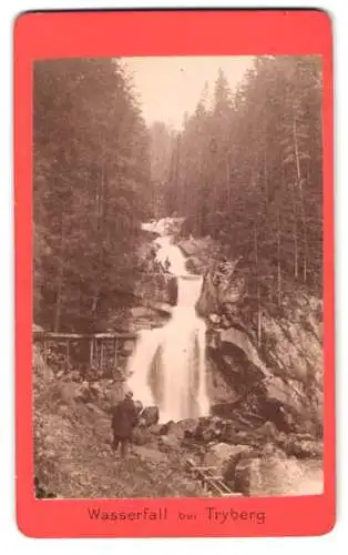 Fotografie unbekannter Fotograf, Ansicht Tryberg, Wanderer am Wasserfall