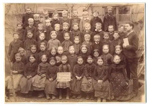 Fotografie unbekannter Fotograf, Ansicht Kraftshof bei Nürnberg, gemischte Schulklasse nebst Lehrer auf dem Schulhof