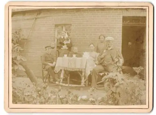 Fotografie unbekannter Fotograf, Ansicht Schmiedeberg, Familie beim Kaffee im Garten