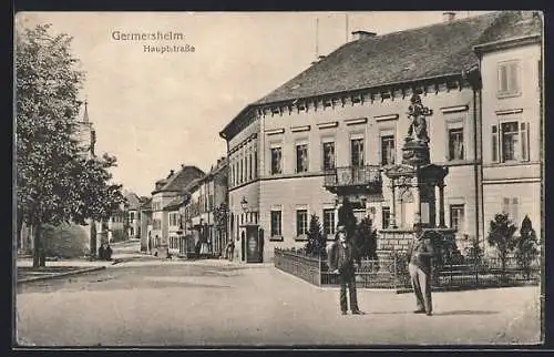 AK Germersheim, Hauptstrasse mit Herren an einem Denkmal