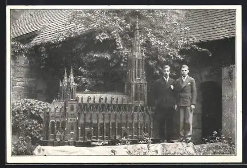 AK Köln, Modell vom Ulmer Münster mit den Erbauern Johann und Wilh. Dreikausen