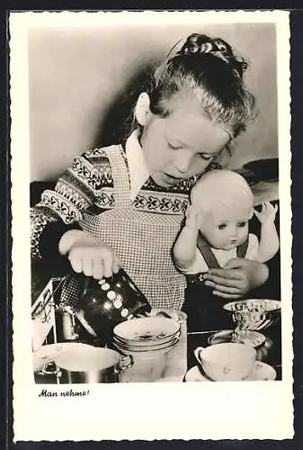 AK Mädchen mit Puppe beim backen