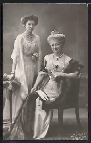 Foto-AK Prinzessin Viktoria Luise von Preussen und Kaiserin Auguste Victoria von Preussen im Sessel