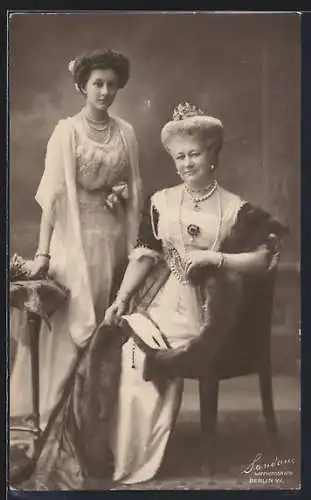 Foto-AK Prinzessin Viktoria Luise von Preussen und Kaiserin Auguste Victoria von Preussen im Sessel