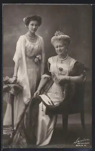 AK Kaiserin Auguste Victoria mit Prinzessin Victoria Luise, in schönen Kleidern