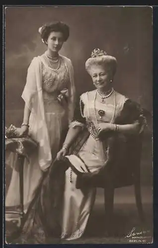 AK Kaiserin Auguste Victoria mit Prinzessin Victoria Luise, in schönen Kleidern