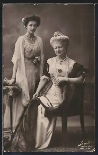 AK Kaiserin Auguste Victoria mit Prinzessin Victoria Luise, in schönen Kleidern