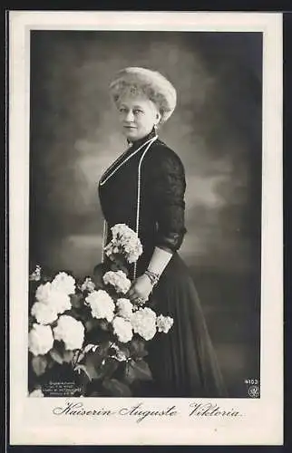 AK Kaiserin Auguste Victoria Königin von Preussen mit Armreif und Blumen