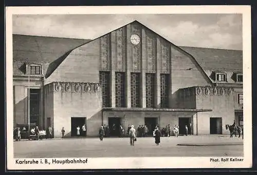 AK Karlsruhe, Hauptbahnhof mit Passanten, Polizist zu Pferde