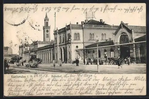 AK Karlsruhe i. B., Kutschen und Passanten am Bahnhof