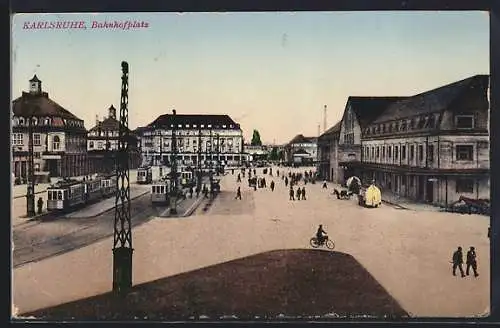 AK Karlsruhe, Strassenbahnen auf dem Bahnhofplatz, Mann auf einem Fahrrad