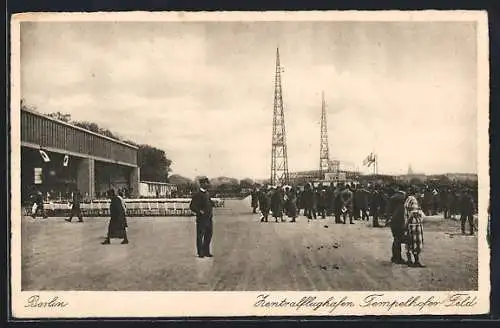 AK Berlin, Zentralflughafen Tempelhofer Feld, bei den Hangars