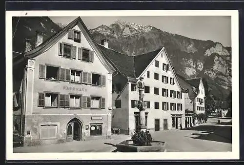 AK Wallenstadt, Rathausplatz mit Rathaus und Denkmal