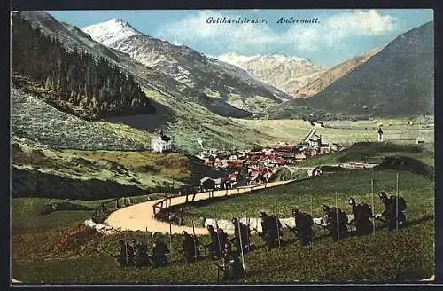 AK Andermatt, Gotthardstrassse und Ort mit Bergpanorama, Soldaten