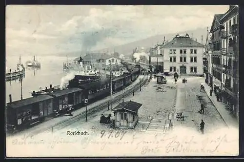 AK Rorschach, Strassenpartie am Ufer mit fahrendem Zug und Gasthaus Bahnhofsrestauration