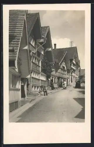 Foto-AK Schwellbrunn, Strassenpartie mit Passanten