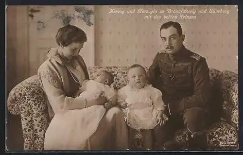 AK Husar Herzog Ernst August von Braunschweig mit Viktoria Luise und den beiden Prinzen