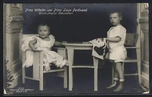 AK Prinz Wilhelm und Prinz Louis Ferdinand von Preussen posieren an einem Tisch und in einem Kinderstuhl