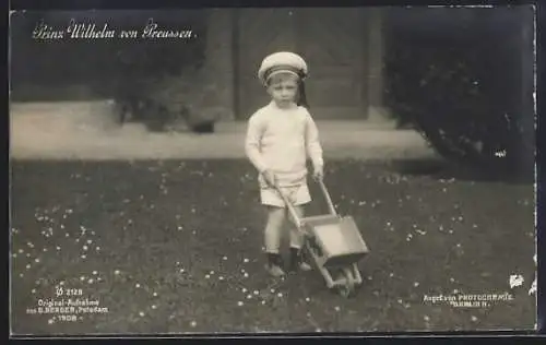 AK Prinz Wilhelm von Preussen, mit Schubkarre im Garten