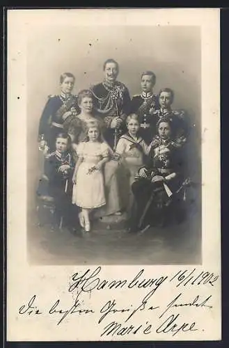 AK Kaiserin Auguste Victoria Königin von Preussen, Abbildung der Kaiserfamilie in festlichen Uniformen