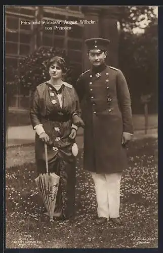 AK Prinz und Prinzessin August Wilhelm von Preussen auf einer Blumewiese