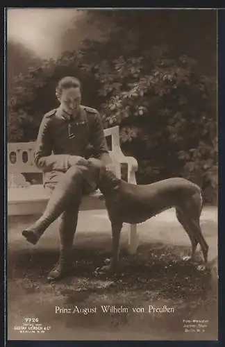 AK Prinz August Wilhelm von Preussen mit Hund im Park