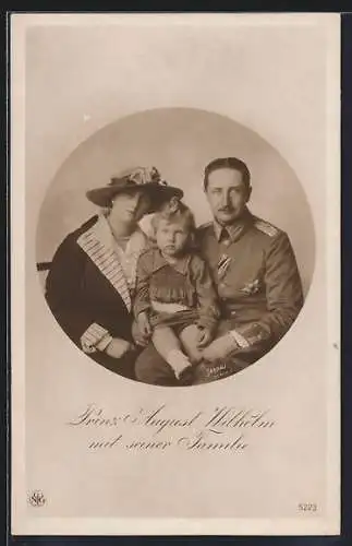 AK Prinz August Wilhelm von Preussen in Uniform mit seinem Sohn auf dem Schoss nebst seiner Gemahlin