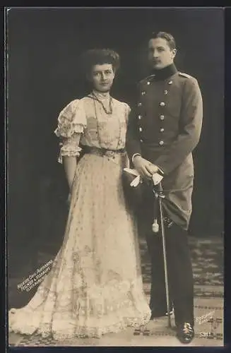 AK Prinz Eitel Friedrich von Preussen in Uniform, nebst Herzogin Sophie Charlotte im schönen Kleid