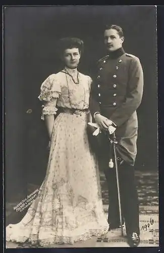 AK Prinz Eitel Friedrich von Preussen in Uniform, nebst Herzogin Sophie Charlotte im schönen Kleid