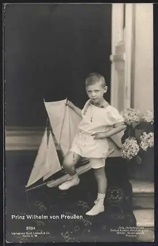 AK Prinz Wilhelm von Preussen posiert auf einem Treppenabsatz mit einem Spielzeug-Segelschiff in der Hand