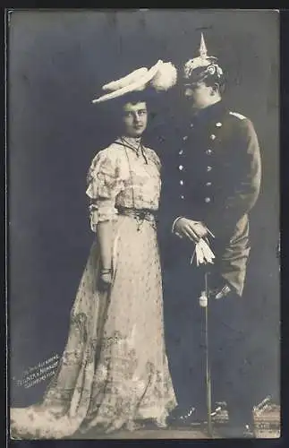 AK Prinz Eitel Friedrich von Preussen in Uniform mit Pickelhaube und Degen, nebst seiner Gattin im schönen Kleid und Hut