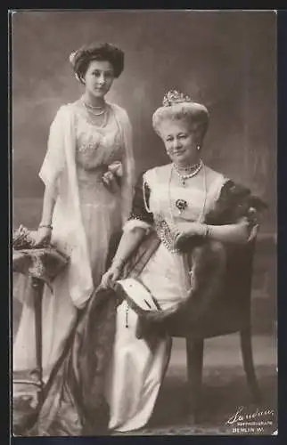 Foto-AK Kaiserin Auguste Victoria von Preussen auf Sessel und Prinzessin Viktoria Luise von Preussen