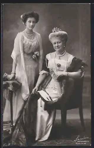 Foto-AK Kaiserin Auguste Victoria von Preussen auf Sessel und Prinzessin Viktoria Luise von Preussen