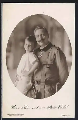 AK Kaiser Wilhelm II. in Uniform mit Orden hält seinen ältesten Enkel im Arm