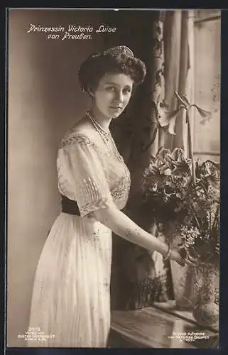 AK Prinzessin Victoria Luise von Preussen am Fenster, Herzogin von Braunschweig