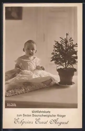 AK Erbprinz Ernst August von Braunschweig als Baby auf einem Tisch neben einem kleinen Weihnachtsbaum