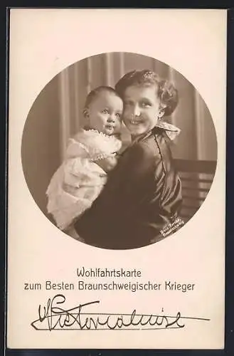 AK Victoria Luise Herzogin von Braunschweig mit Baby im Arm