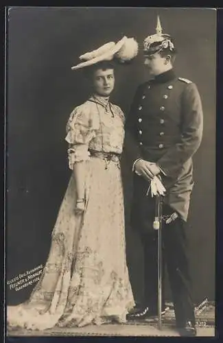 AK Prinz Eitel Friedrich von Preussen in Uniform mit Pickelhaube und Degen, nebst seiner Gattin im schönen Kleid und Hut