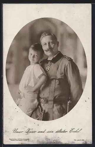 AK Kaiser Wilhelm II. in Uniform mit Orden hält seinen ältesten Enkel im Arm