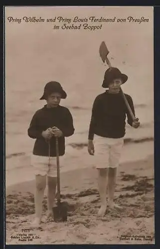 AK Zoppot, Prinz Wilhelm und Prinz Louis Ferdinand von Preussen stehen mit Spaten am Strand