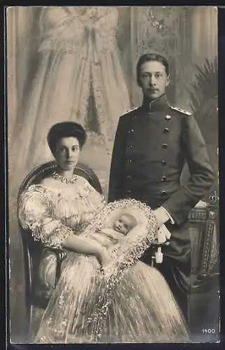 AK Kronprinzessin Cecilie und Kronprinz Friedrich Wilhelm halten Neugeborenes im Arm