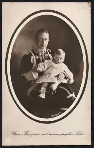 AK Kronprinz Wilhelm in Uniform mit seinem jüngsten Sohn auf dem Schoss