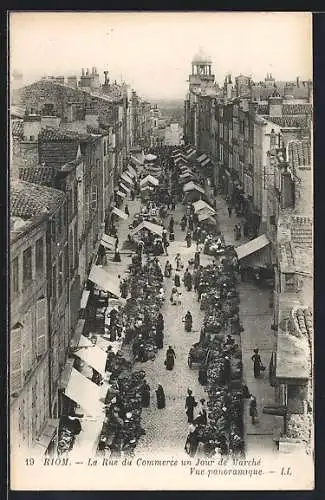 AK Riom, La Rue du Commerce un jour de Marché