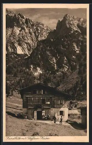 AK Kaindlhütte, Leute zur Sommerzeit vor der Berghütte, Blick gegen Scheffauer Kaiser