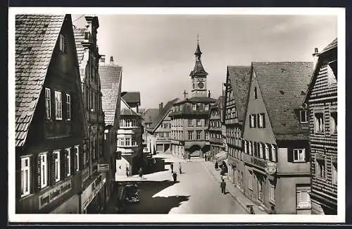 AK Aalen /Württ., Strasse am Marktpatz mit Bäckerei Widmann, Apotheke, Rathaus