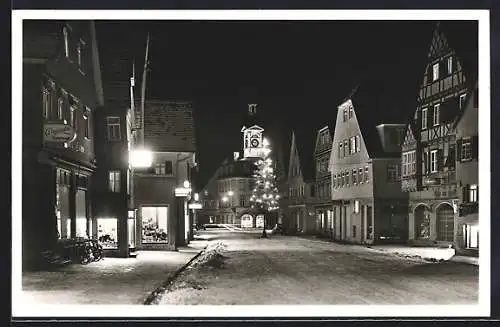 AK Aalen, Weihnachtsbaum auf der Strasse am Markt bei Nacht