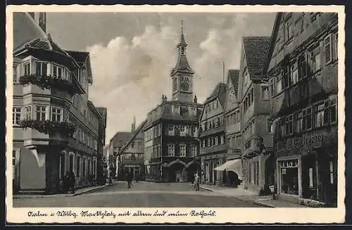 AK Aalen i. Wttbg., Strasse am Marktplatz mit altem und neuem Rathaus