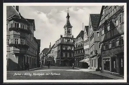 AK Aalen i. Wttbg., Strasse am Marktplatz mit Rathaus